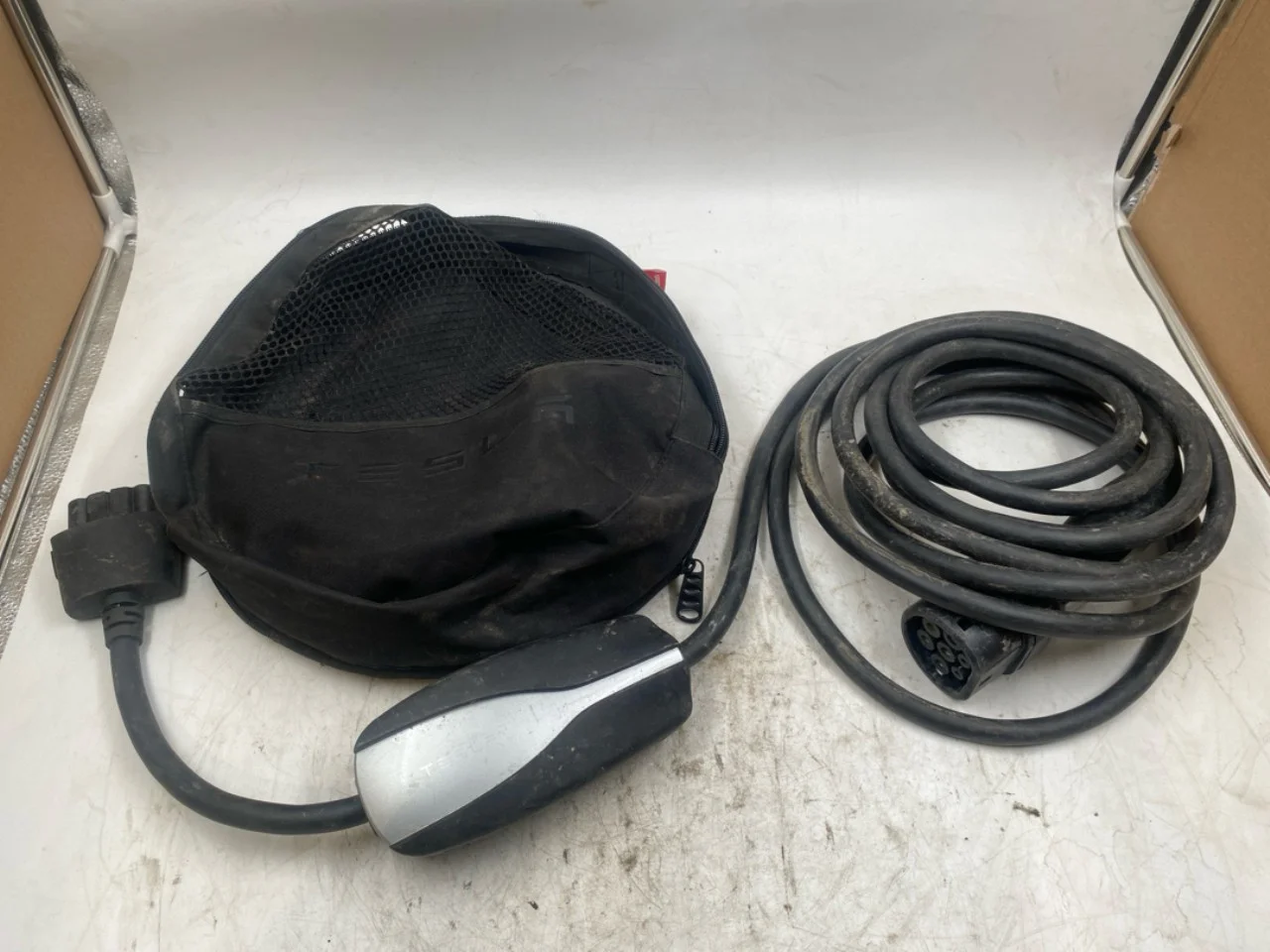 Tesla MODEL X 2016- Battery charger