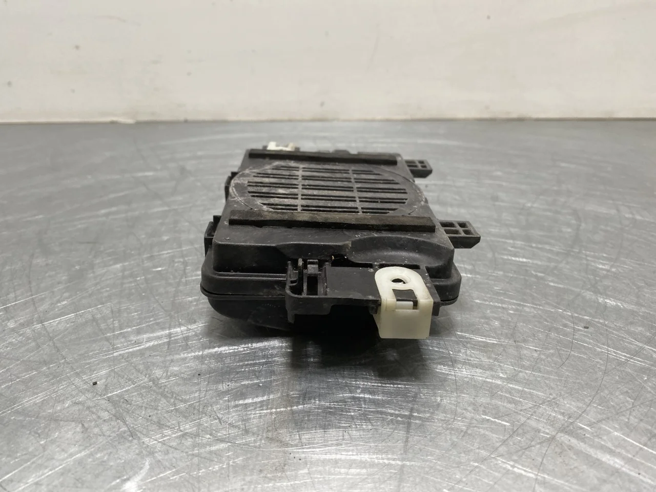 BMW I4 G26 2021-> Difuzor sunet motor vedere 3