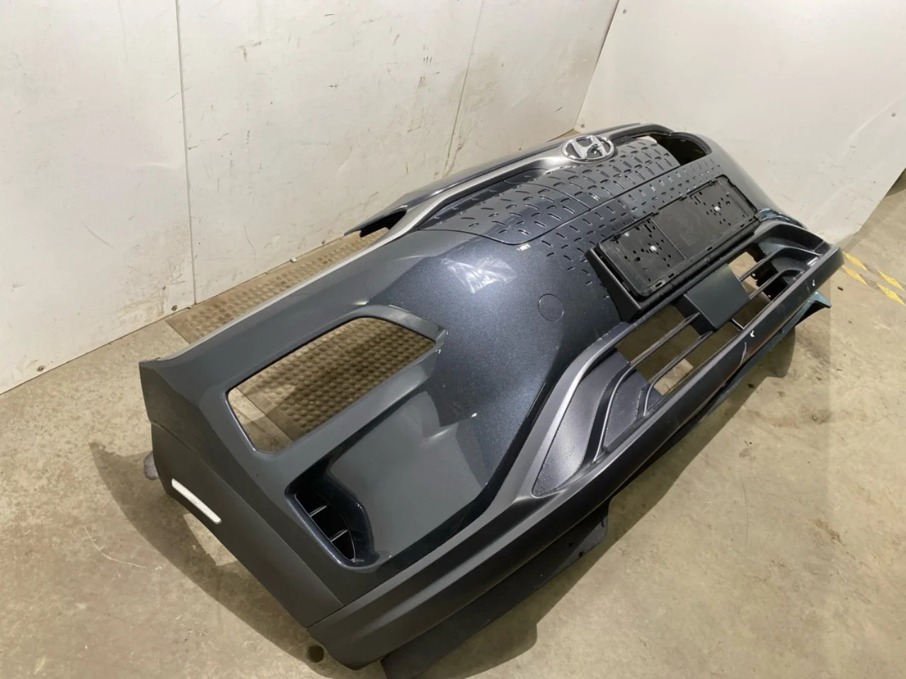 Hyundai KONA / ELECTRIC 2018-23 Front bumper view 2