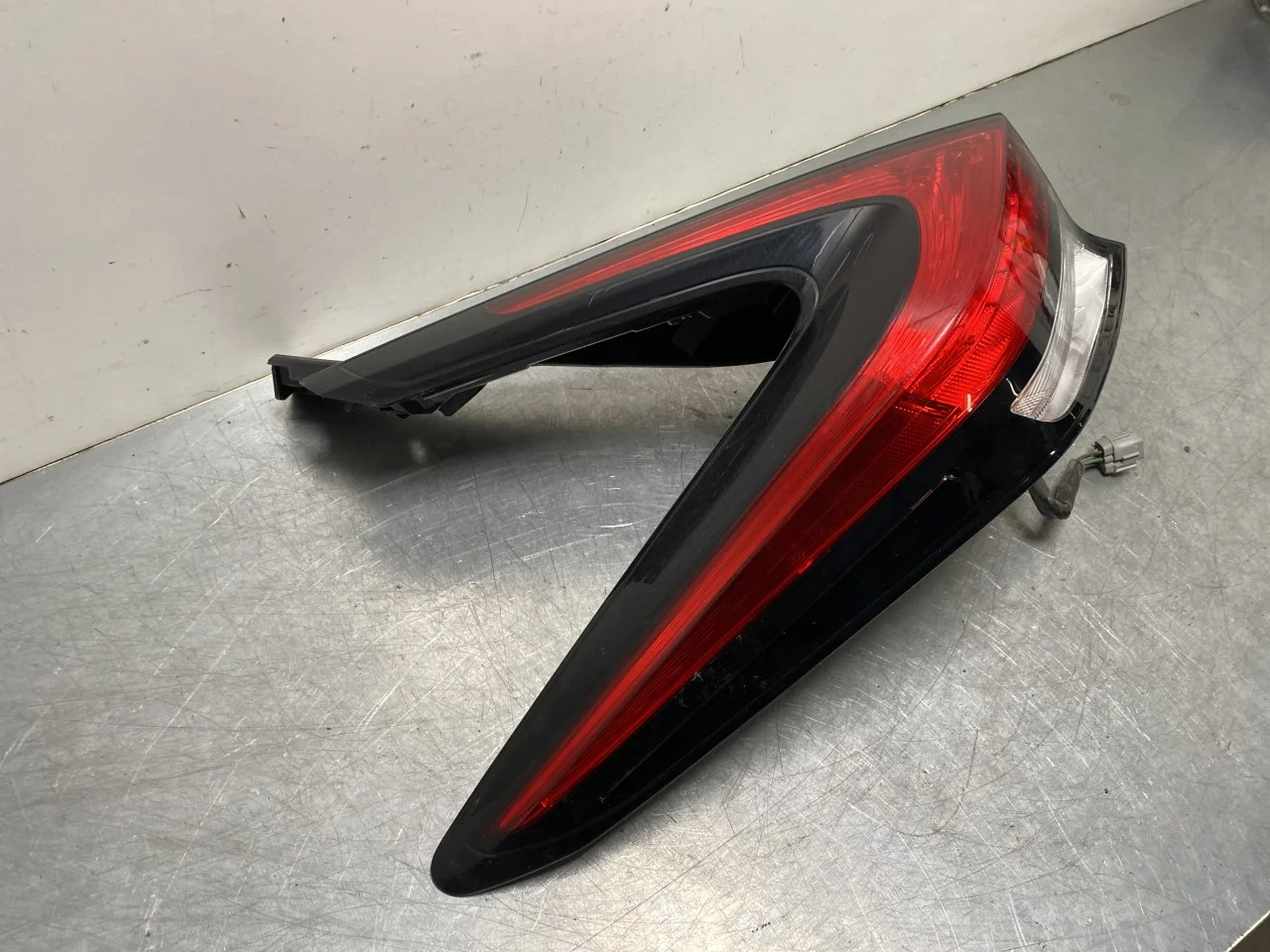 Nissan LEAF 2017-24 Left tail light view 2