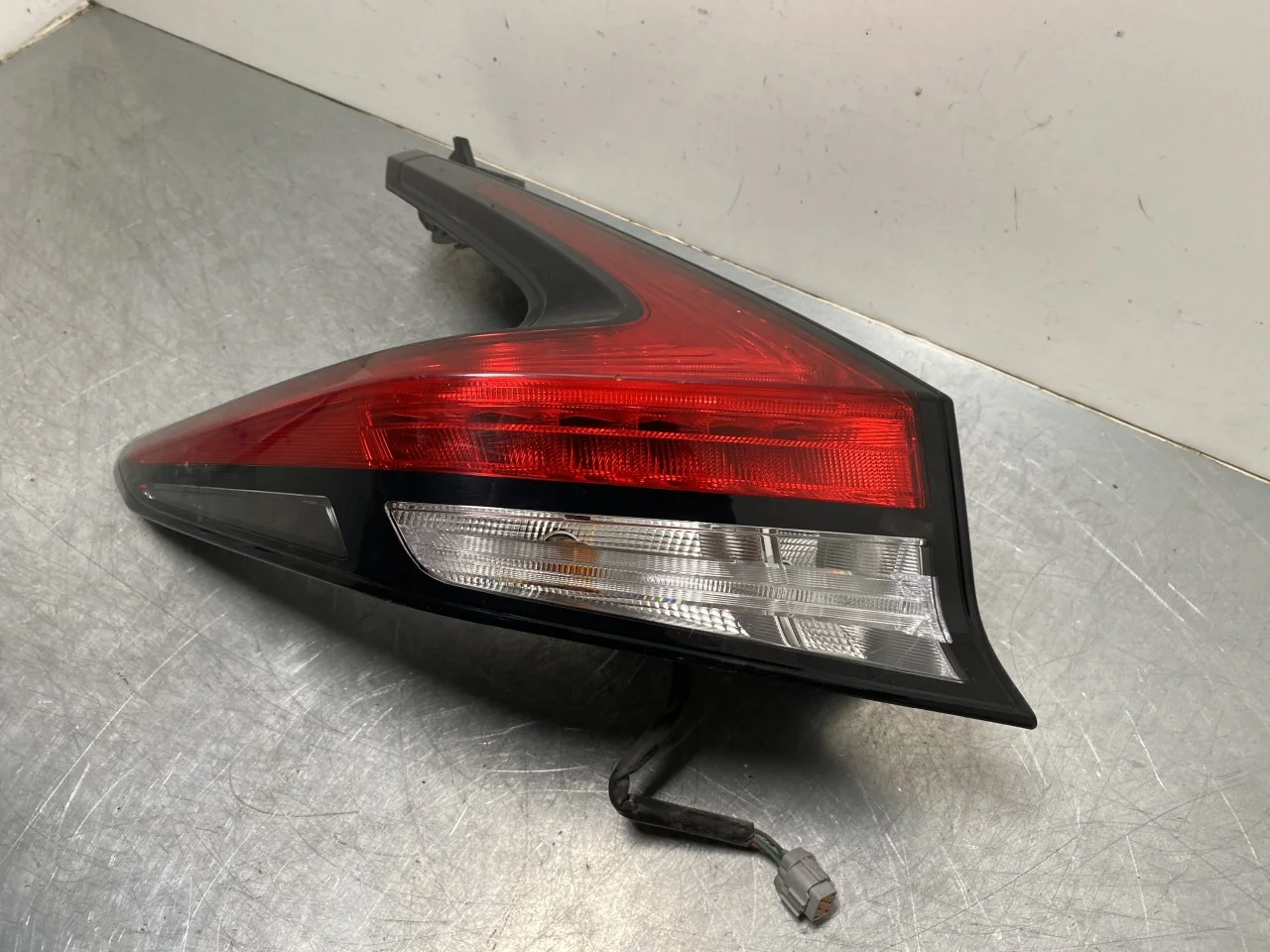 Nissan LEAF 2017-24 Left tail light view 3