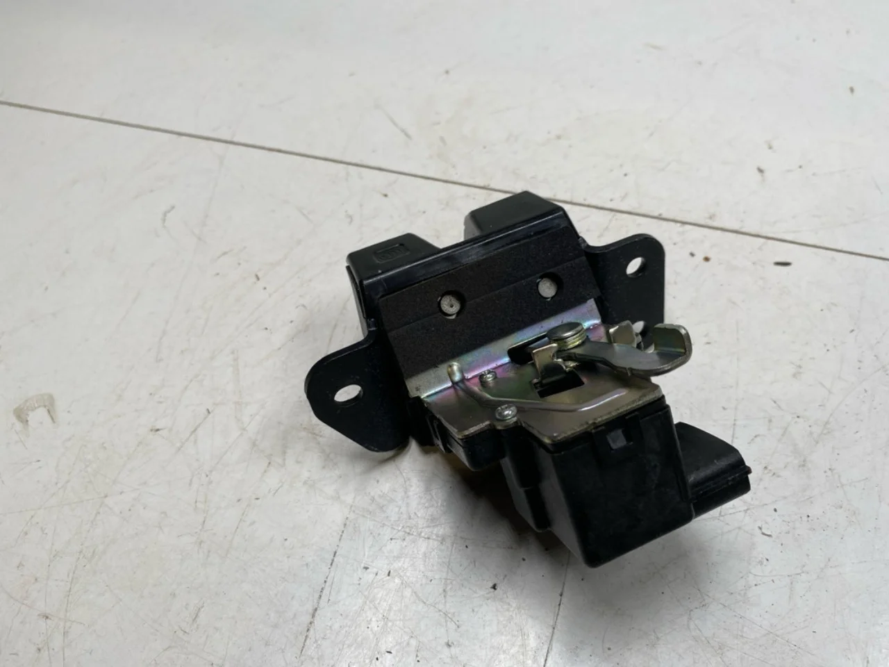 Kia SOUL 2009- Tailgate lock view 2