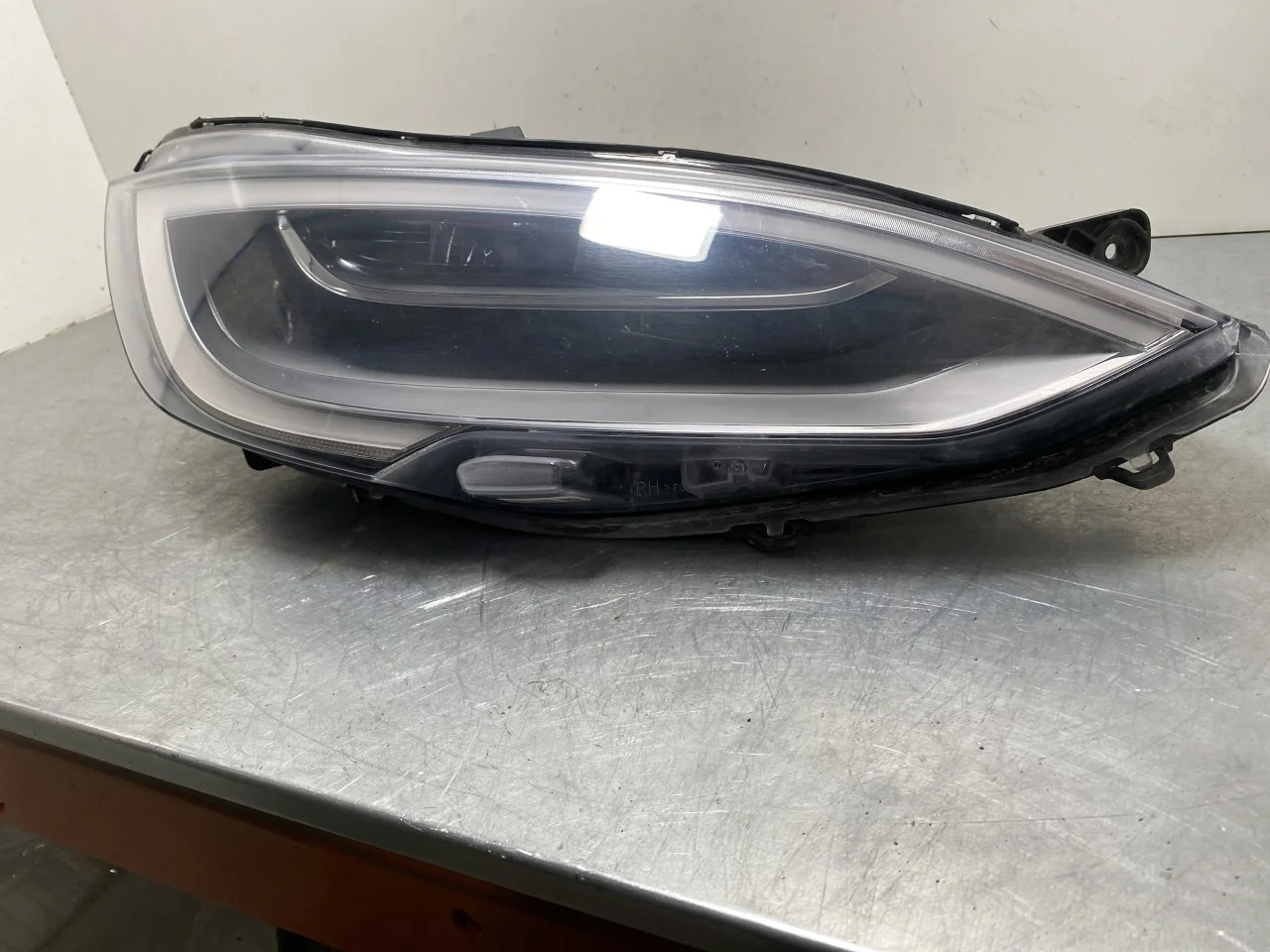 Tesla MODEL S 2013- Right headlight view 2