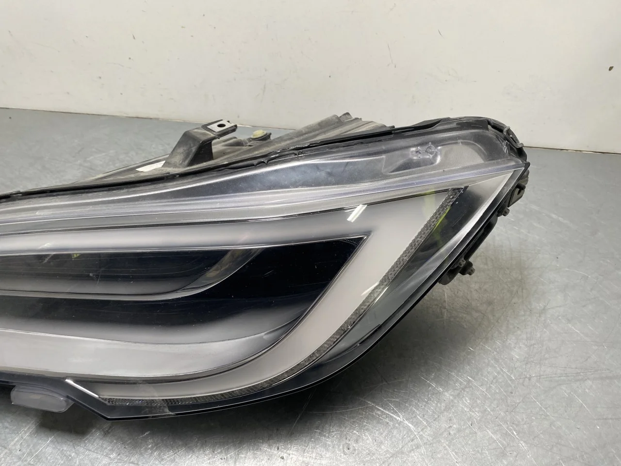 Tesla MODEL S 2013- Left headlight view 2