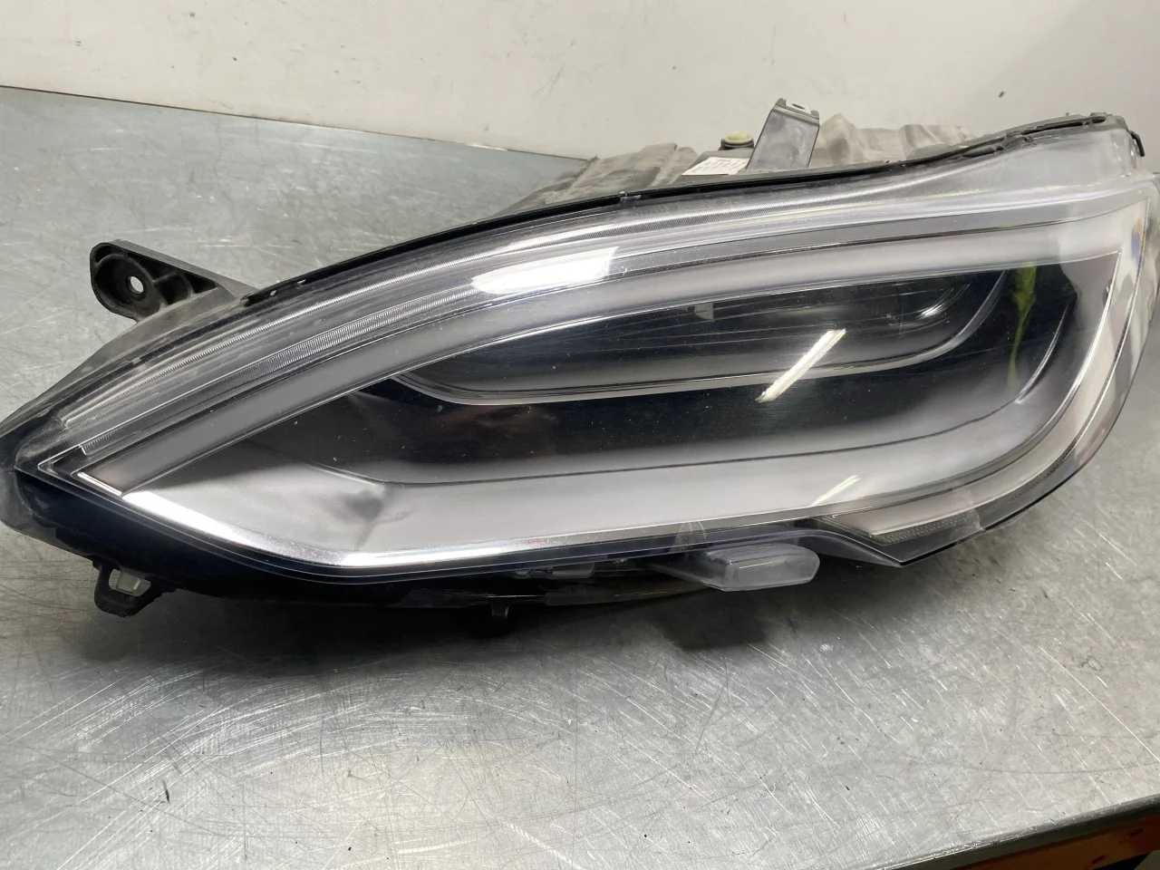 Tesla MODEL S 2013- Left headlight view 3