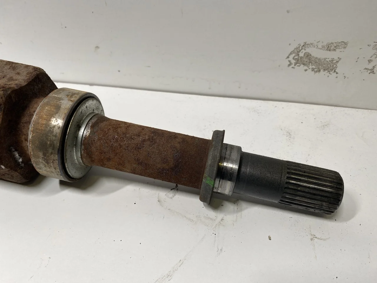 Nissan LEAF 2011-17 Front left driveshaft view 3