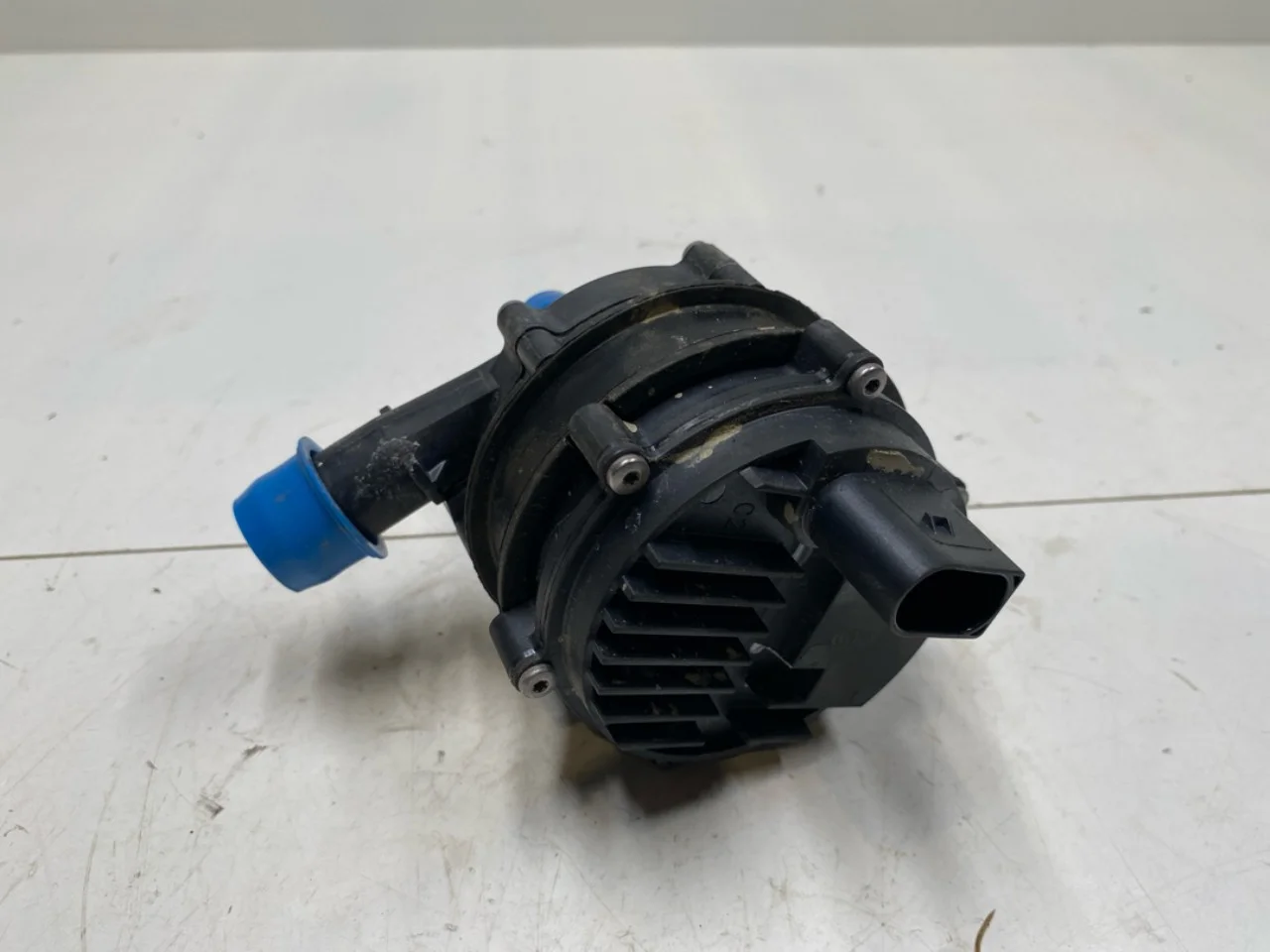Volvo EX30 2024- Circulation pump view 2
