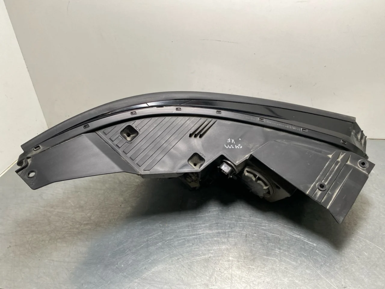 Kia EV6 2022- Left headlight view 2