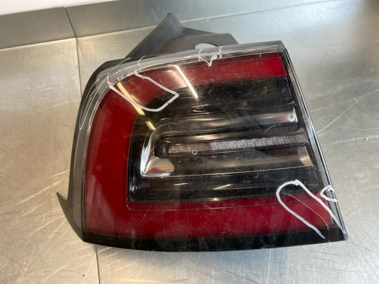 Tesla MODEL 3 2017--> Hátsó lámpa, bal