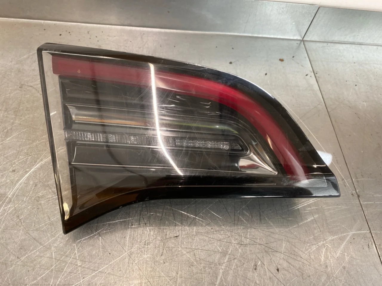 Tesla MODEL 3 2017--> Rear light, left, on tailgate (inner)