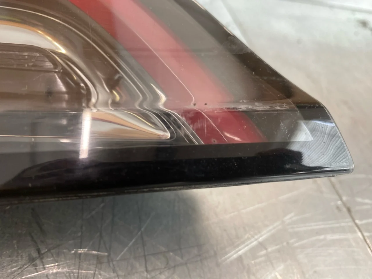 Tesla MODEL 3 2017--> Rear light, left, on tailgate (inner) view 4