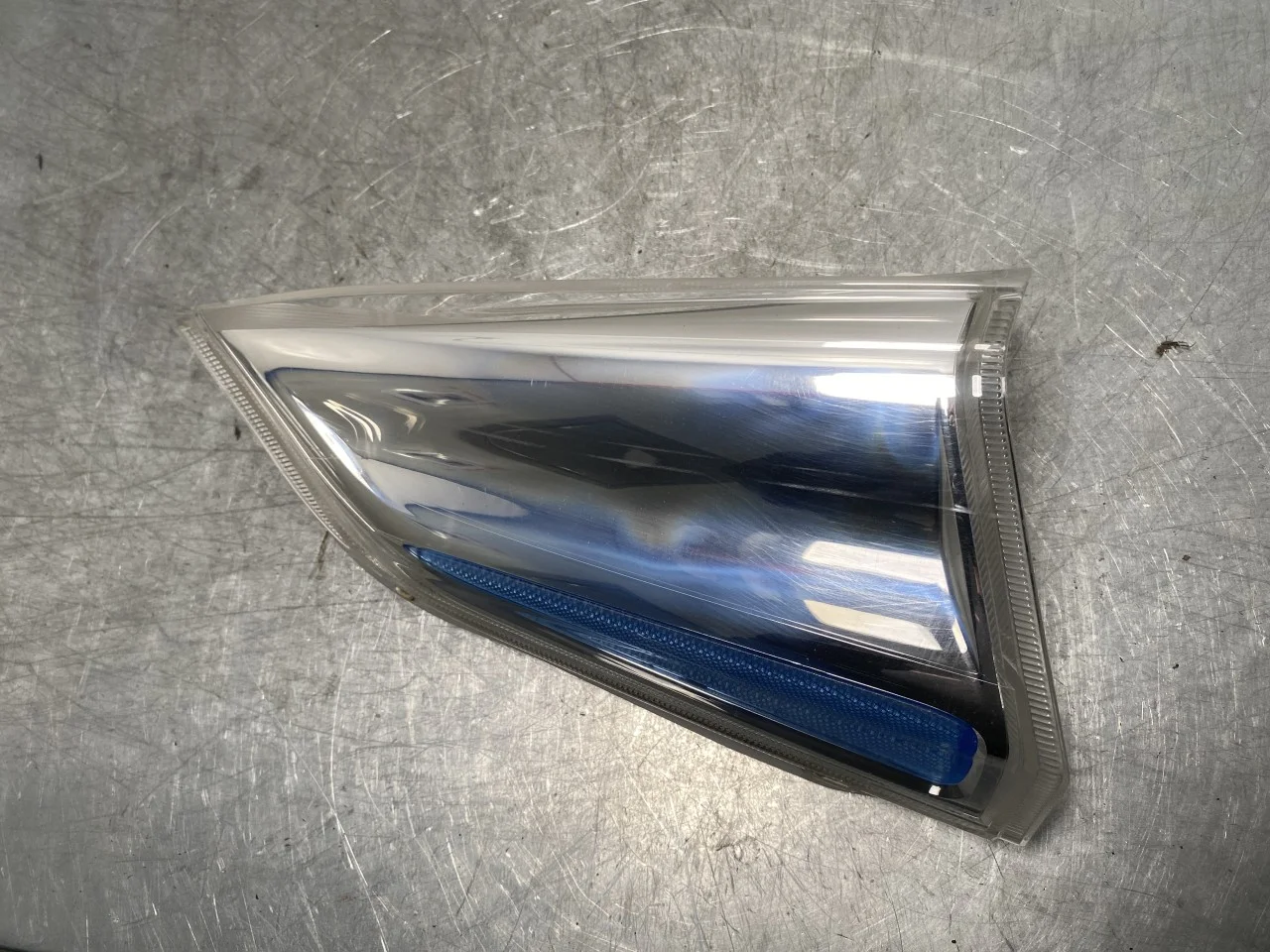 Nissan LEAF 2011-17 Reflector panel / license plate holder view 2