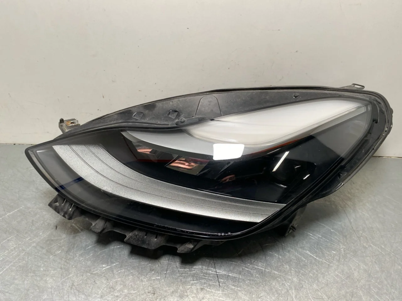 Tesla MODEL Y 2021- Fényszóró, bal