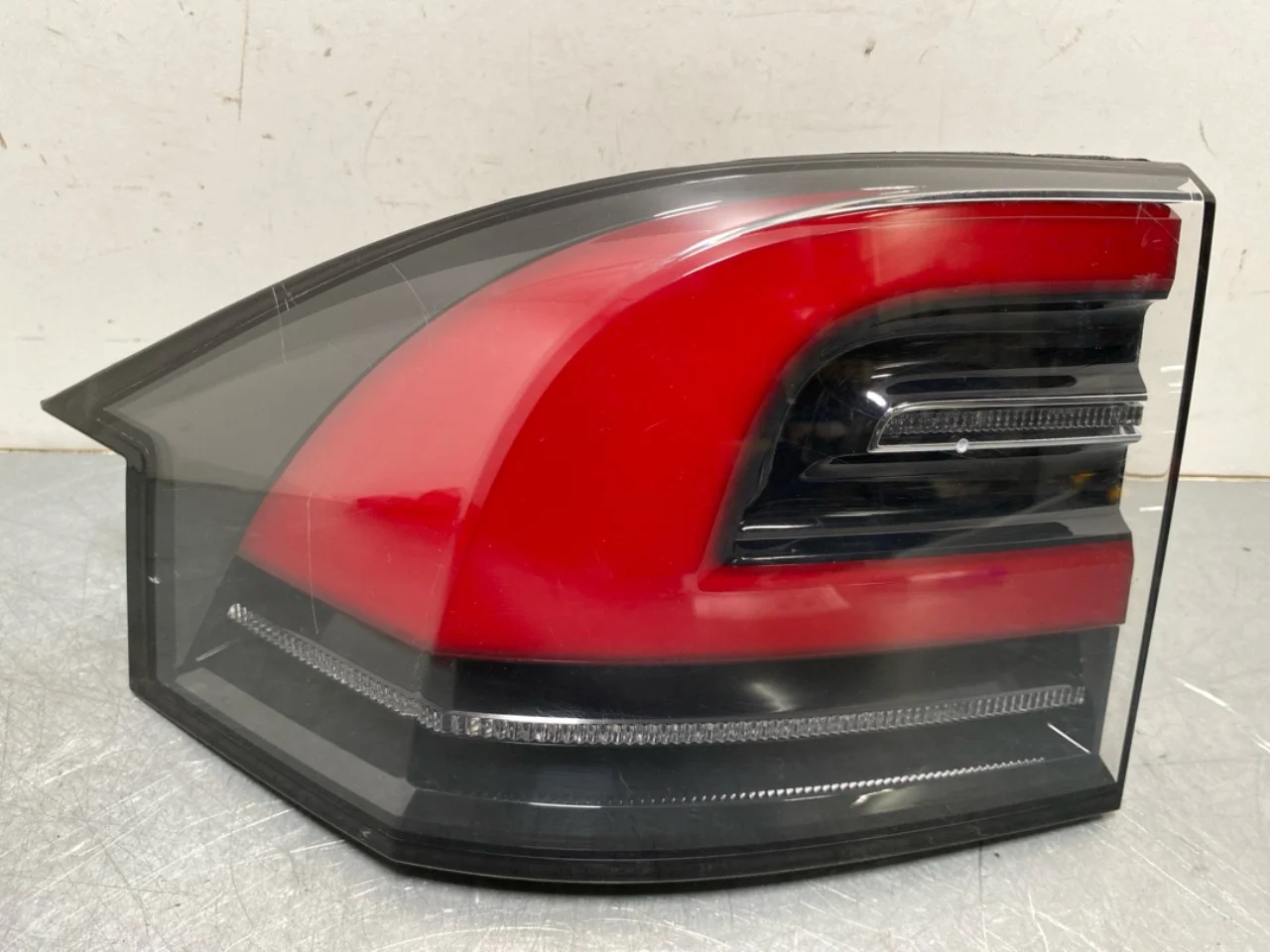 Tesla MODEL X 2016- Left tail light