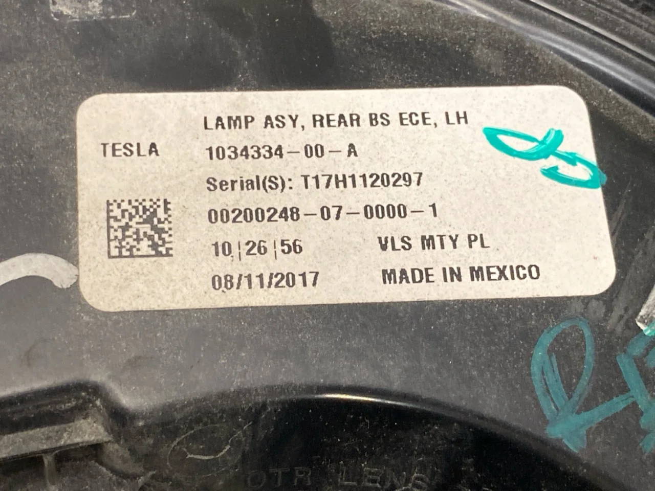 Tesla MODEL X 2016- Left tail light view 3