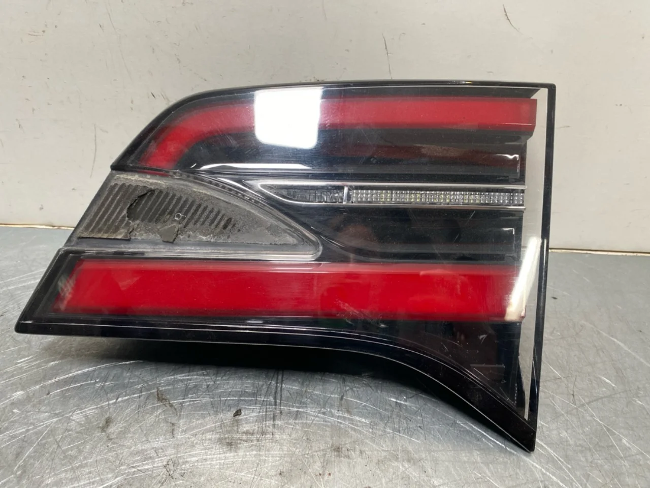 Tesla MODEL X 2016- Right tail light on tailgate, inner view 4