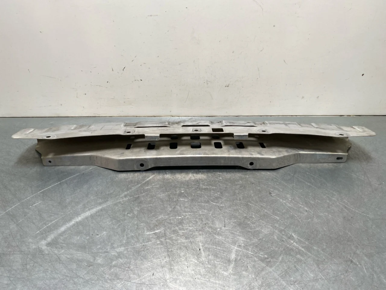 Tesla MODEL Y 2021- Upper front panel view 3