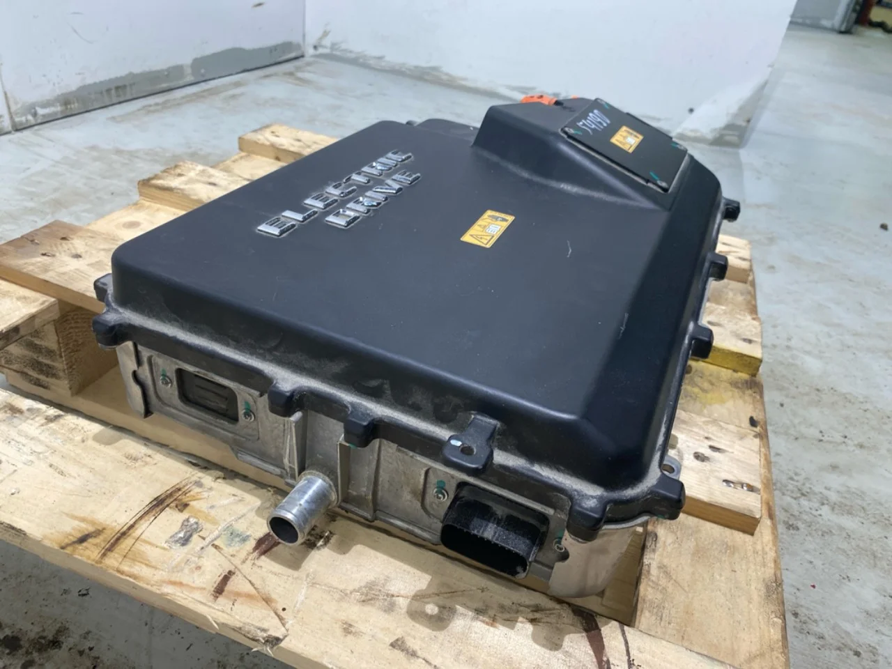 Mercedes B 180-200 W246/W242 2012-19 Battery charger view 2