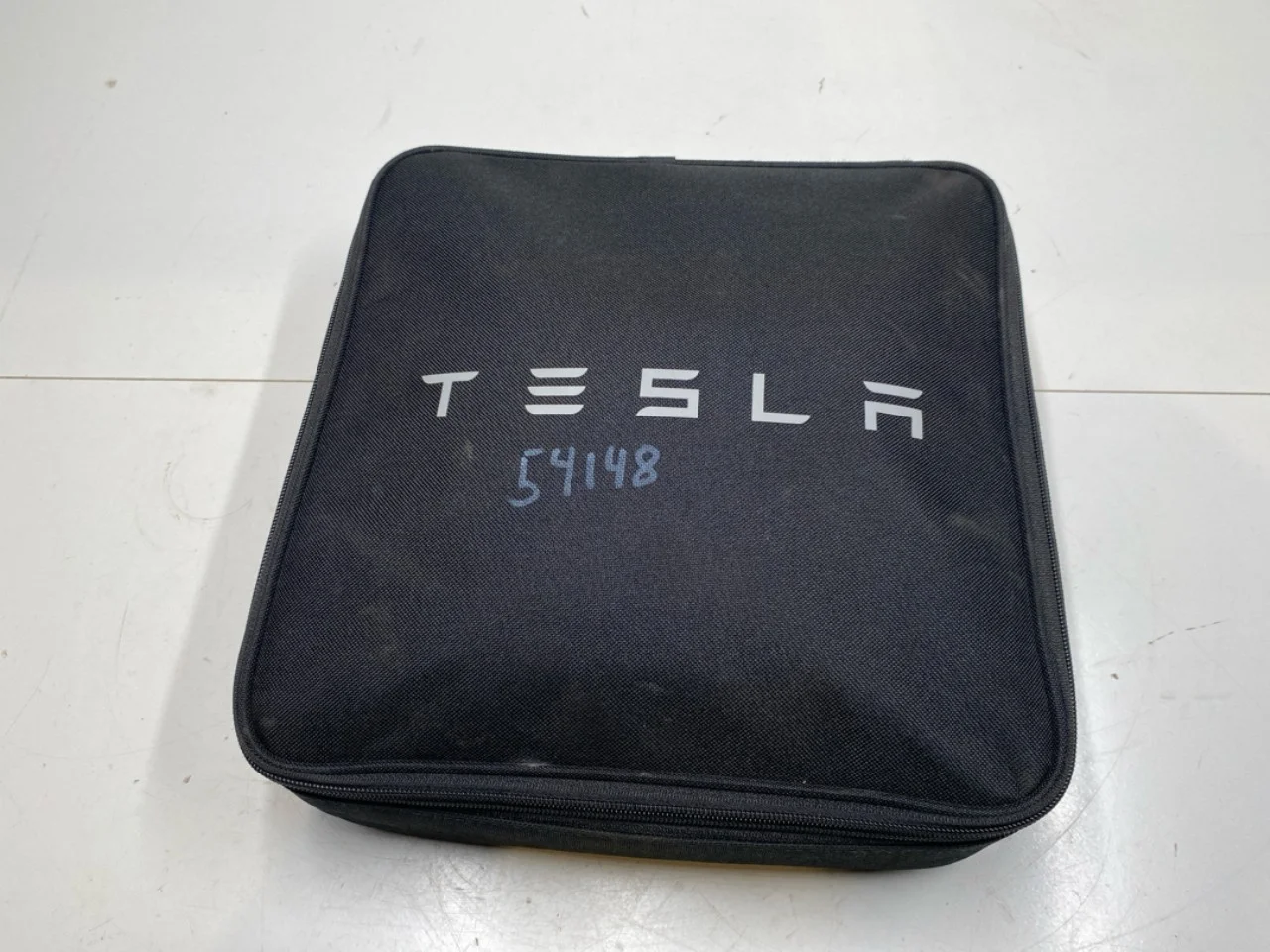 Tesla MODEL Y 2021- Akkumulátortöltő nézet 2