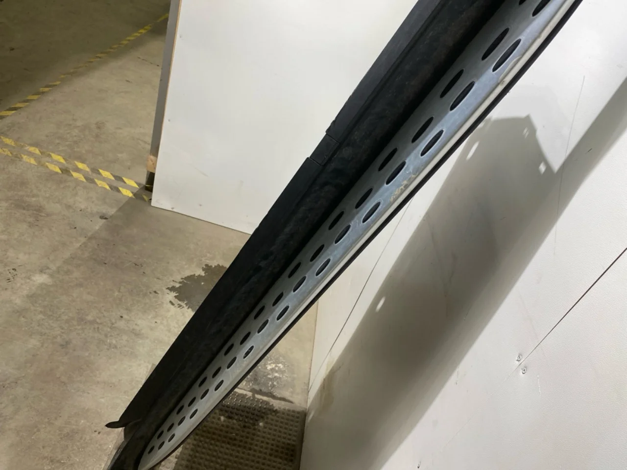 Mercedes EQC 2020- Left sill trim view 4