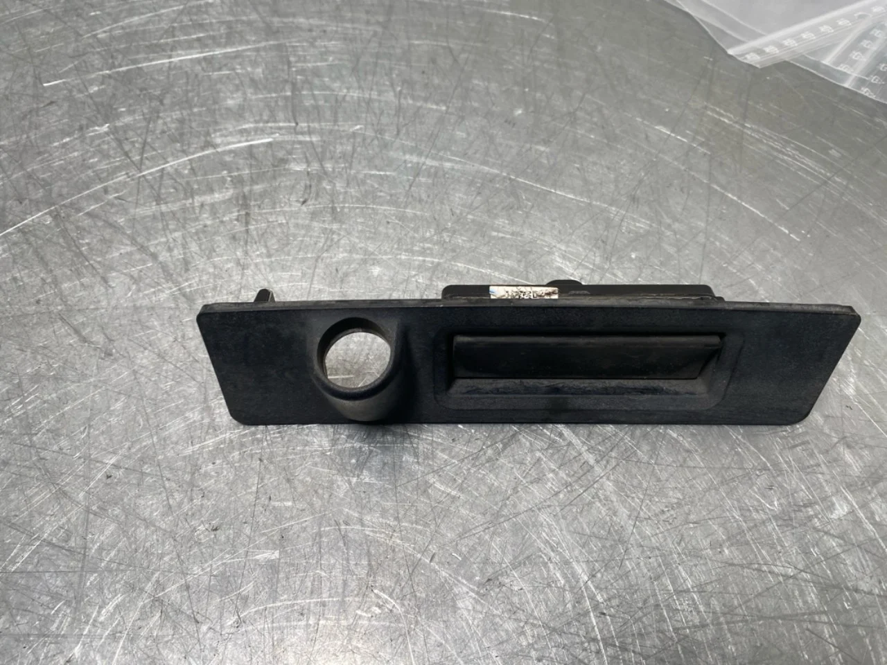 Tesla MODEL Y 2021- Tailgate switch
