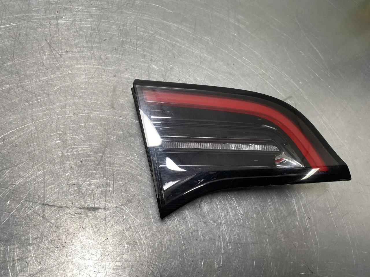 Tesla MODEL Y 2021- Hátsó lámpa, bal, csomagtérajtón (belső)