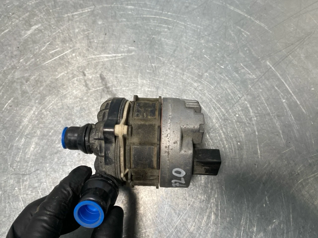 Mercedes EQA H243 2021- Circulation pump view 3