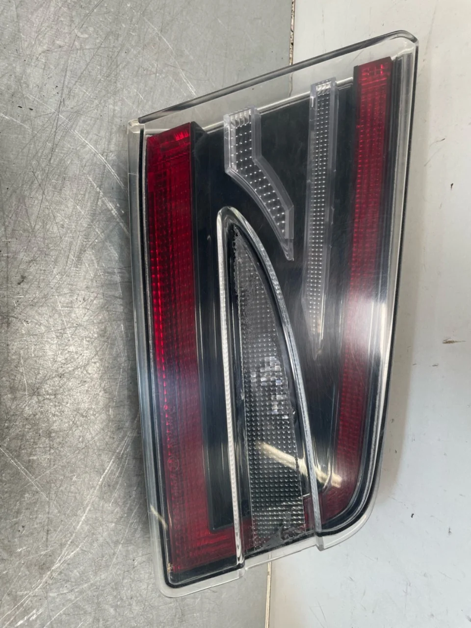 Tesla MODEL S 2013- Hátsó lámpa, bal, csomagtérajtón (belső)