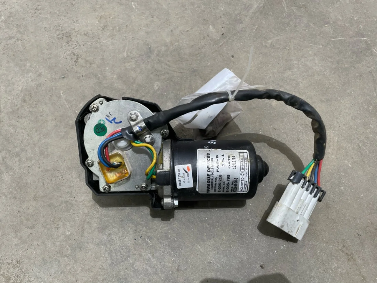 Tesla MODEL S 2013- Windshield wiper motor