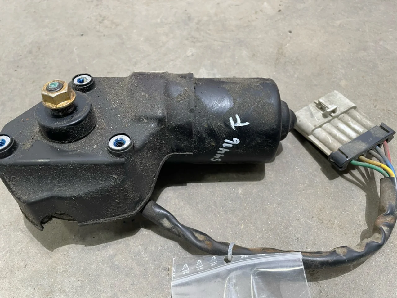 Tesla MODEL S 2013- Windshield wiper motor view 3