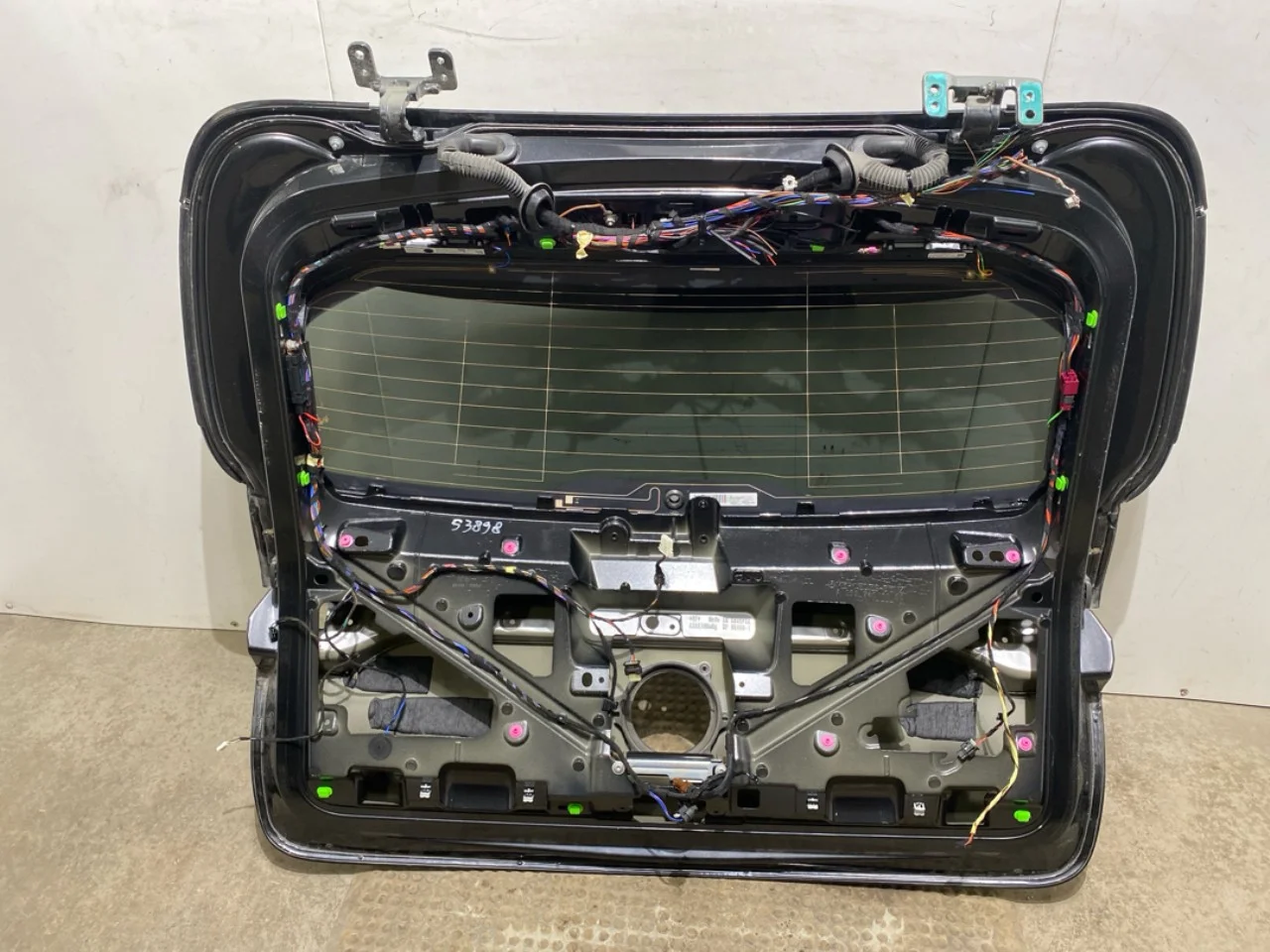 Mercedes EQC 2020- Tailgate, estate view 4