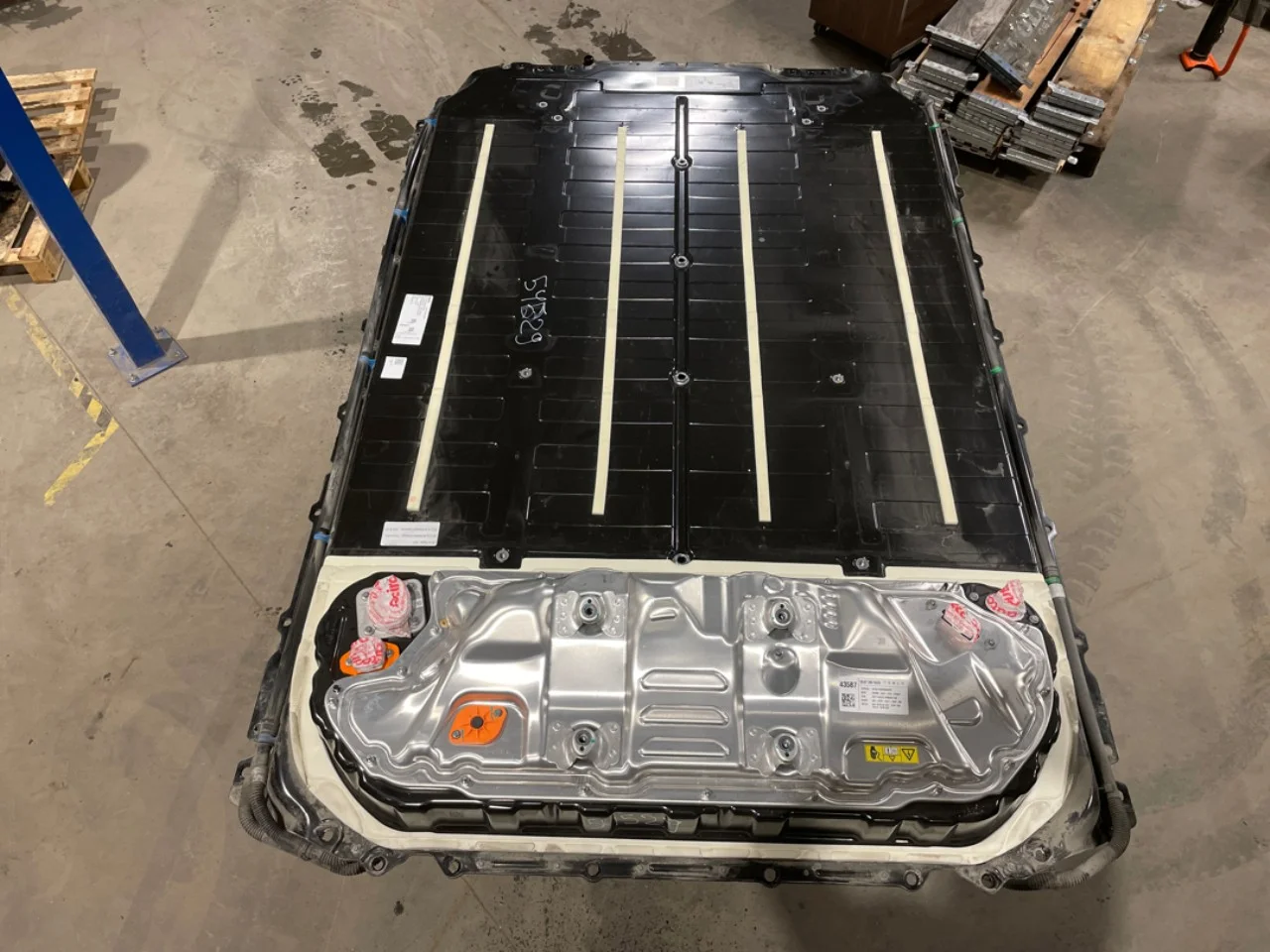 Tesla MODEL Y 2021- High-voltage battery view 2