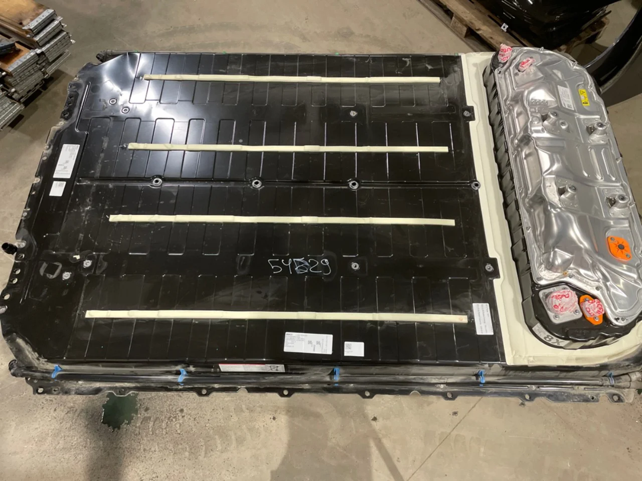 Tesla MODEL Y 2021- High-voltage battery view 3