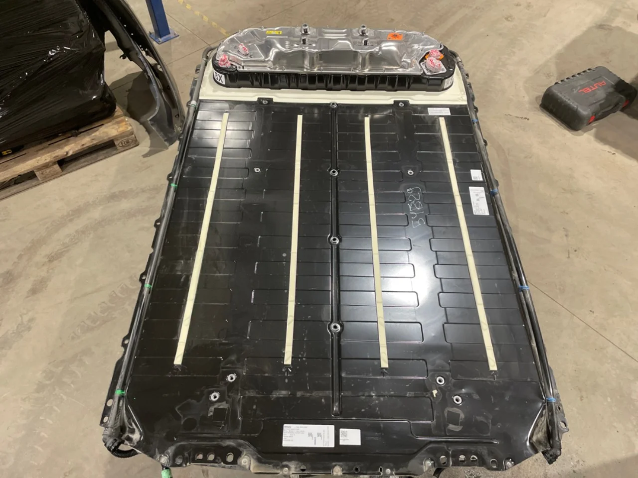 Tesla MODEL Y 2021- High-voltage battery view 4