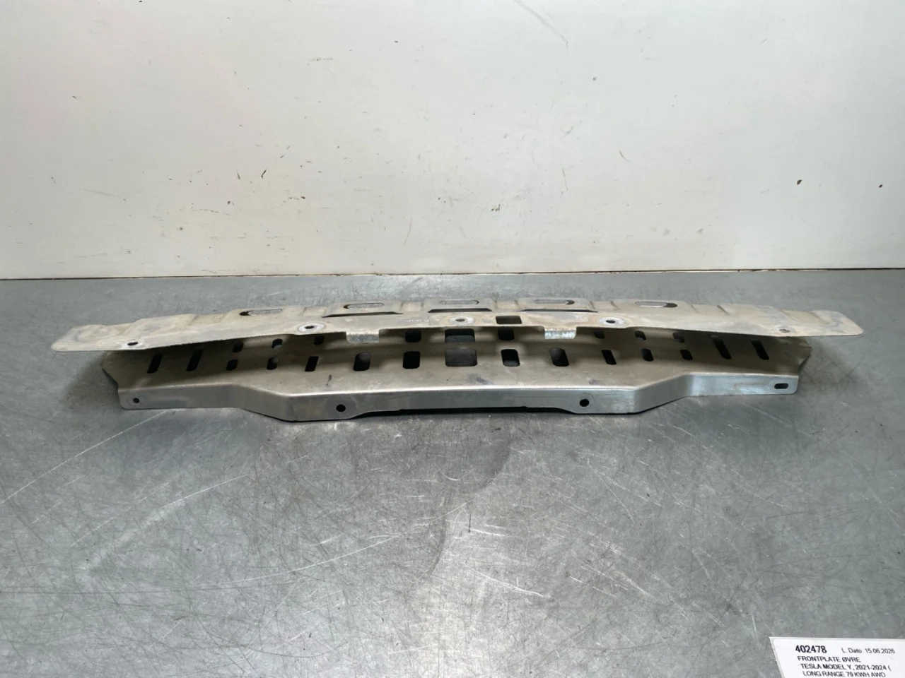 Tesla MODEL Y 2021- Upper front panel view 3