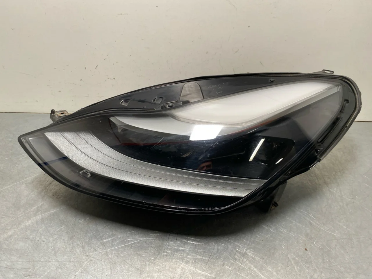 Tesla MODEL Y 2021- Left headlight