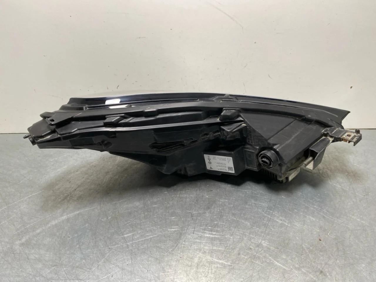 Tesla MODEL Y 2021- Left headlight view 2