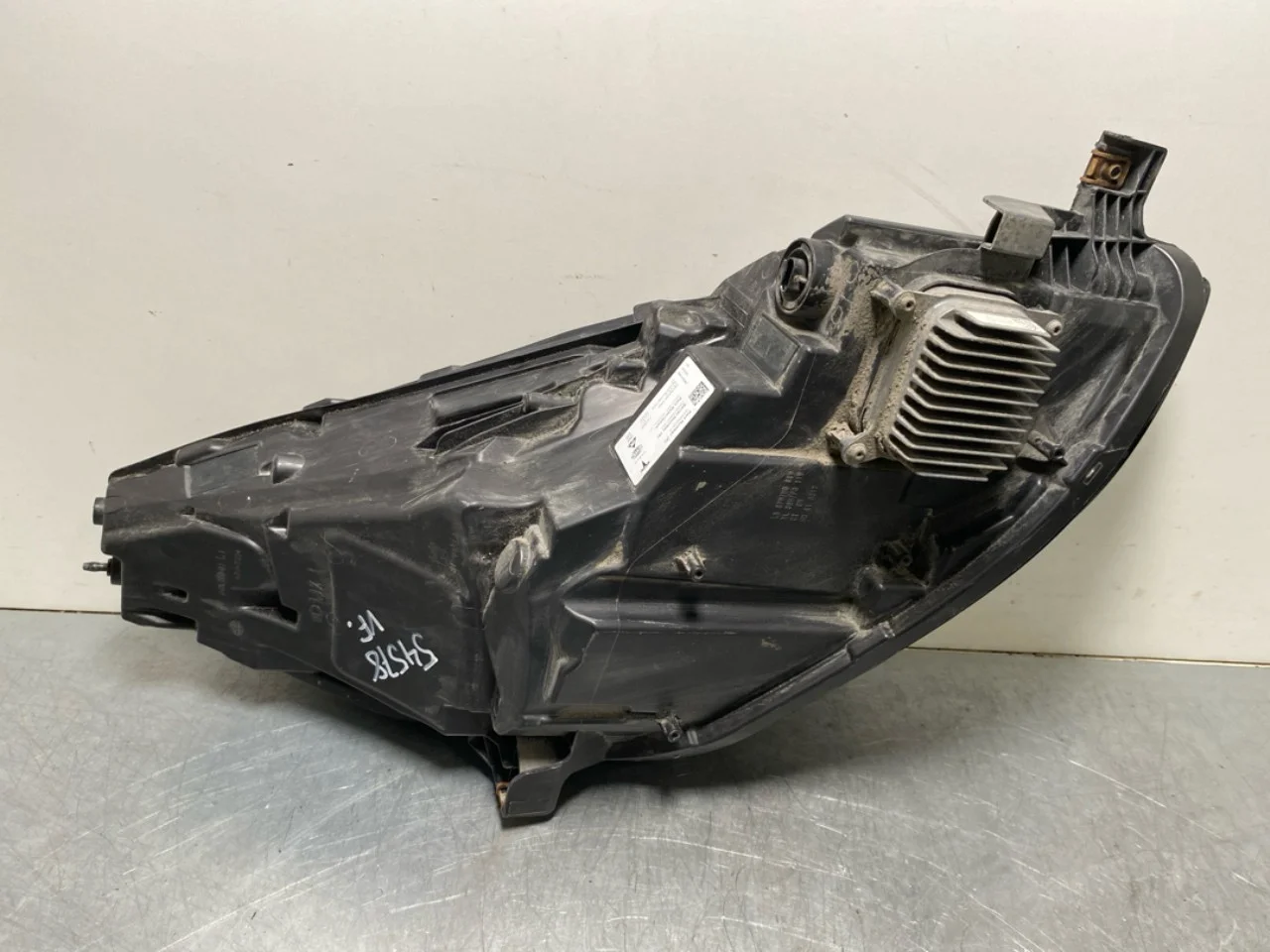 Tesla MODEL Y 2021- Left headlight view 3