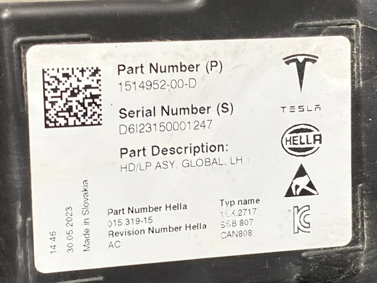 Tesla MODEL Y 2021- Left headlight view 4