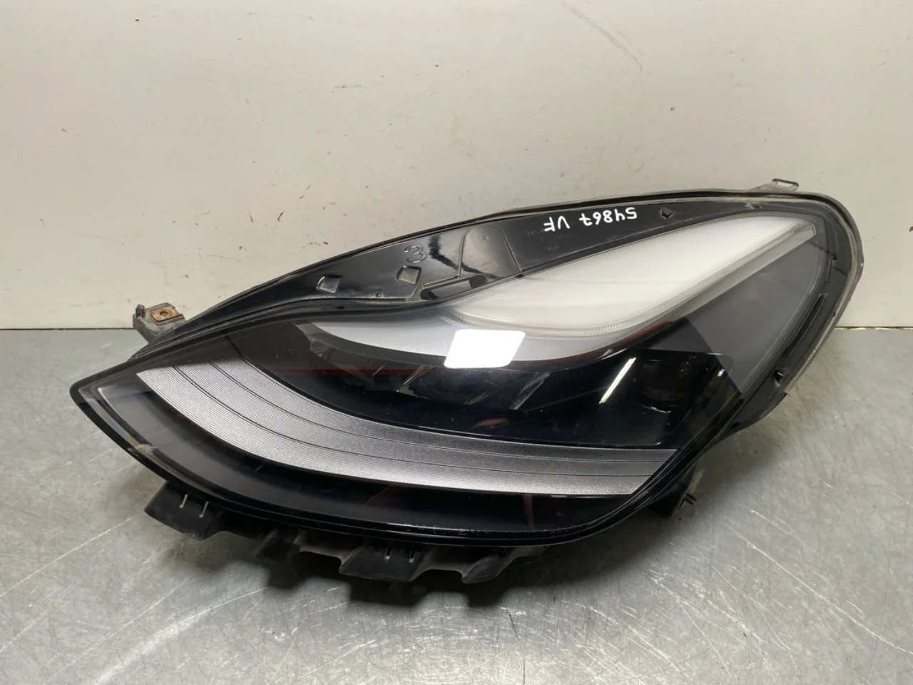 Tesla MODEL Y 2021- Fényszóró, bal