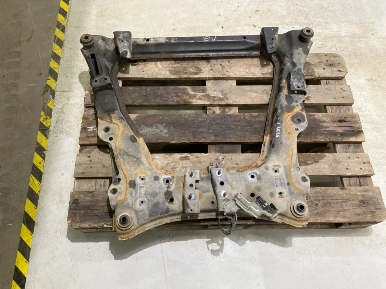 Nissan LEAF 2017-24 Front subframe view 2