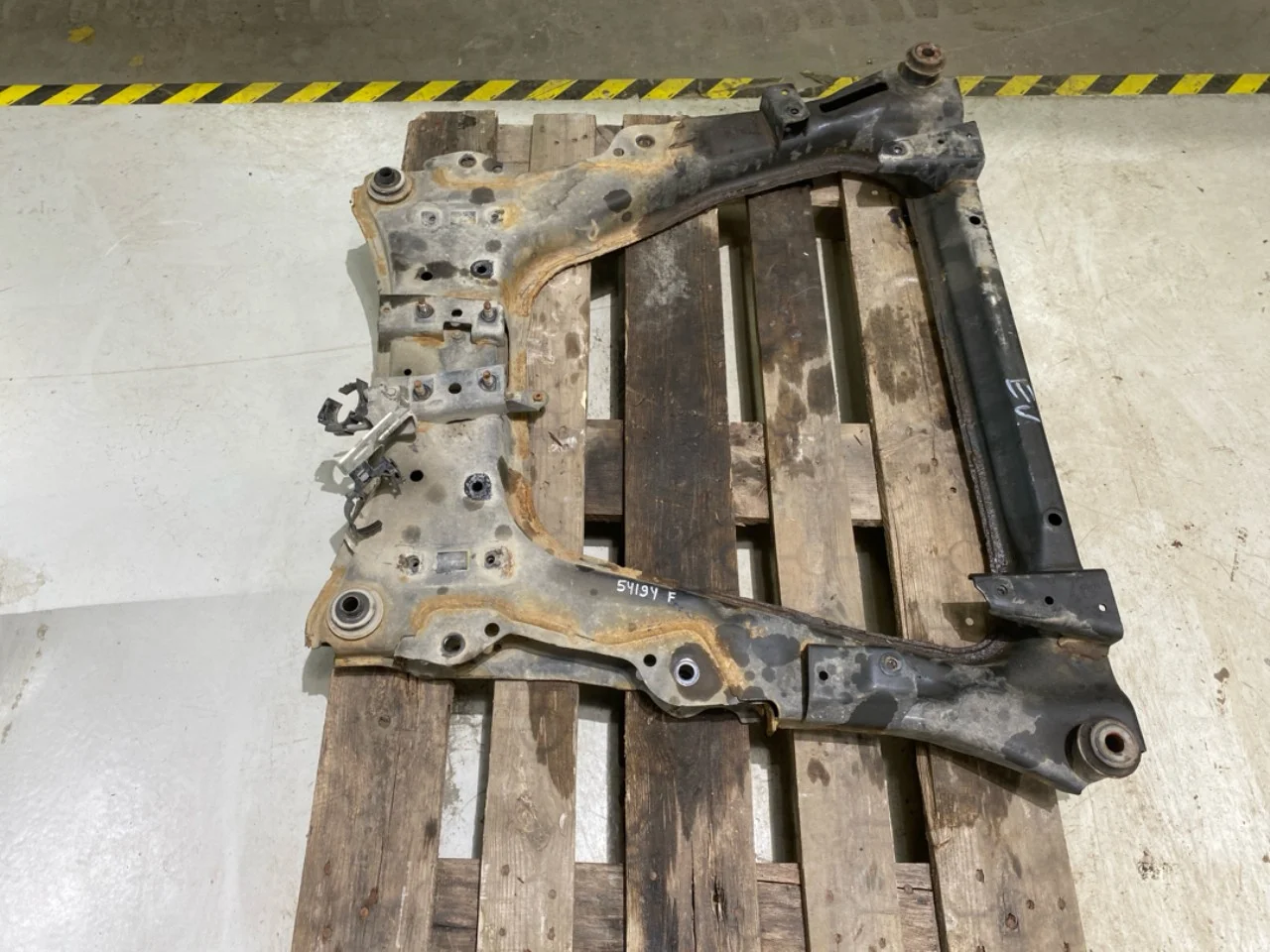 Nissan LEAF 2017-24 Front subframe view 3