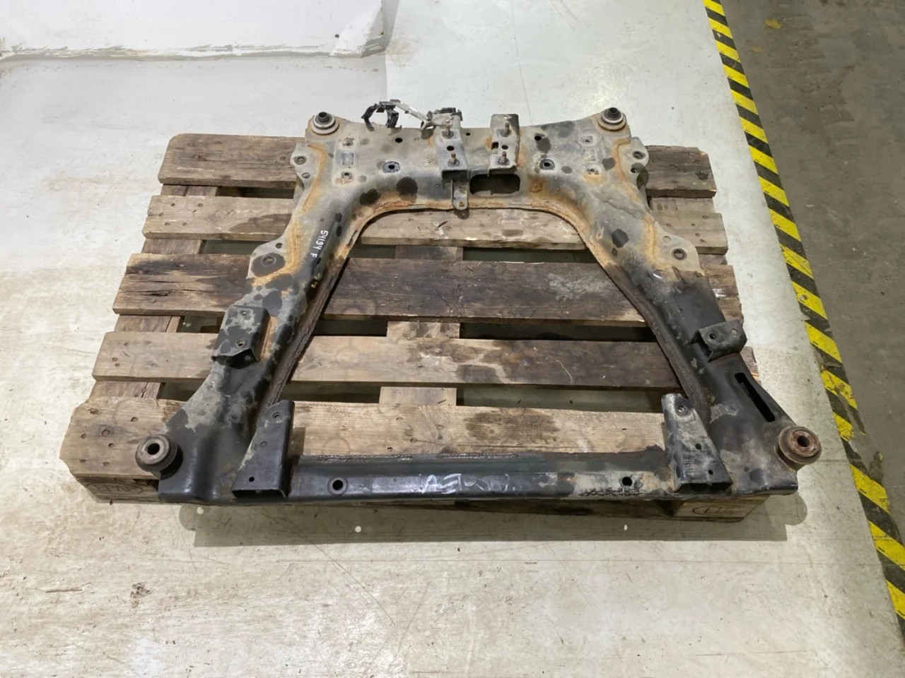 Nissan LEAF 2017-24 Front subframe view 4