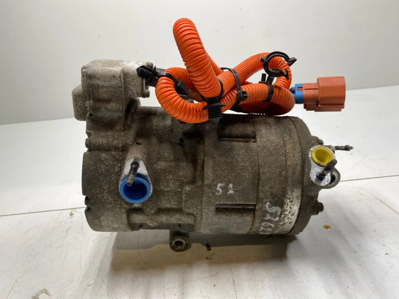 Tesla MODEL S 2013- A/C compressor view 2