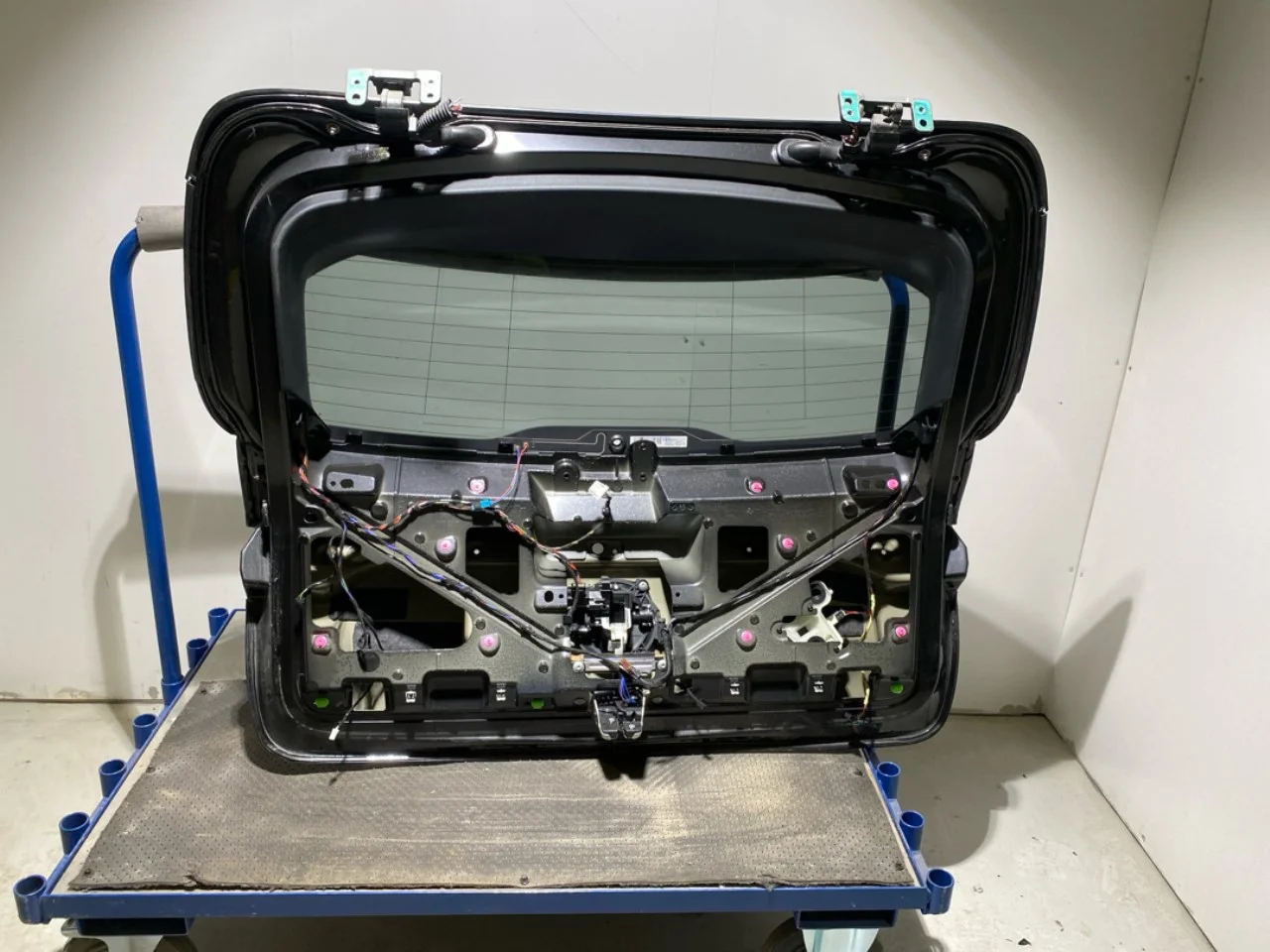 Mercedes EQC 2020- Tailgate, estate view 4