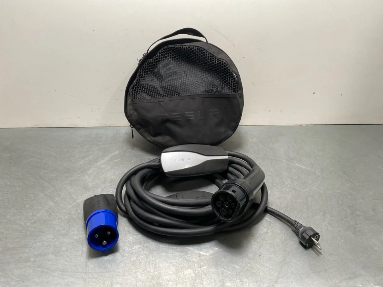 Tesla MODEL S 2013- Battery charger