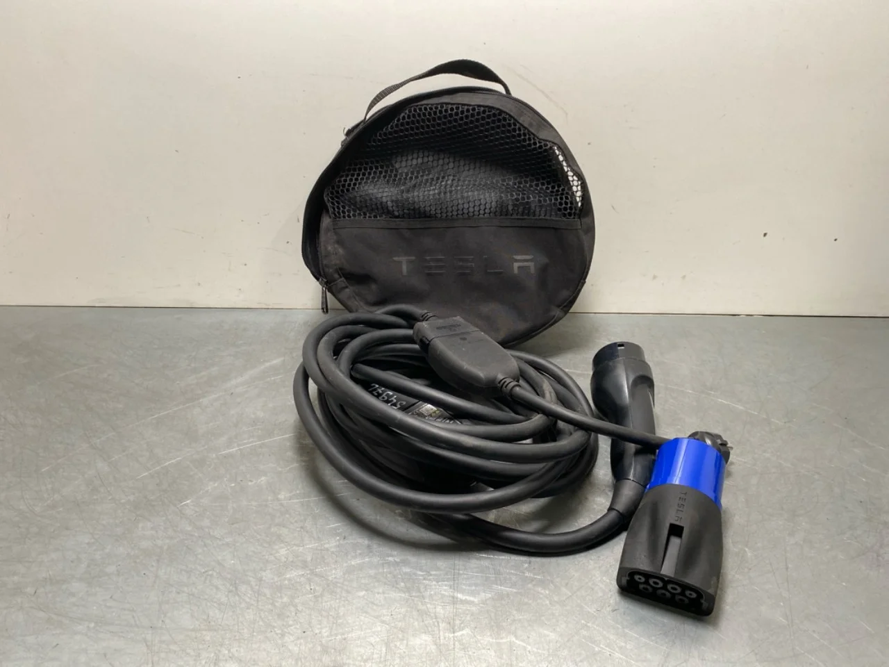 Tesla MODEL S 2013- Battery charger view 2