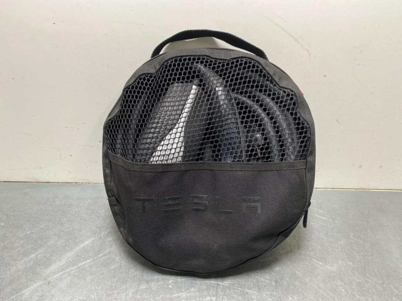 Tesla MODEL S 2013- Battery charger view 3