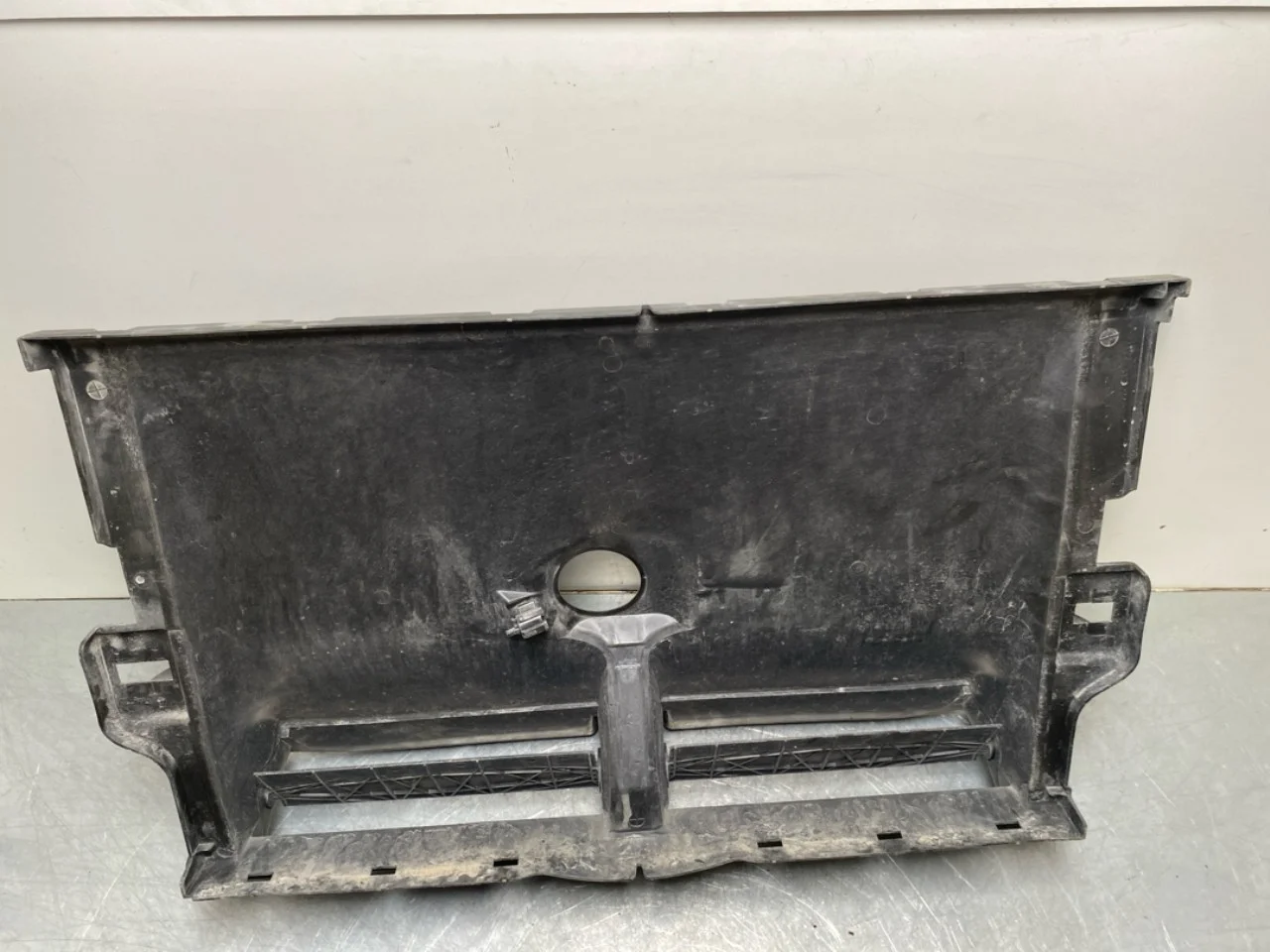 Tesla MODEL Y 2021- Hűtőventilátor-ház / hűtőburkolat nézet 3