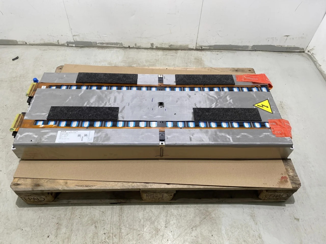 High-voltage battery cell / module